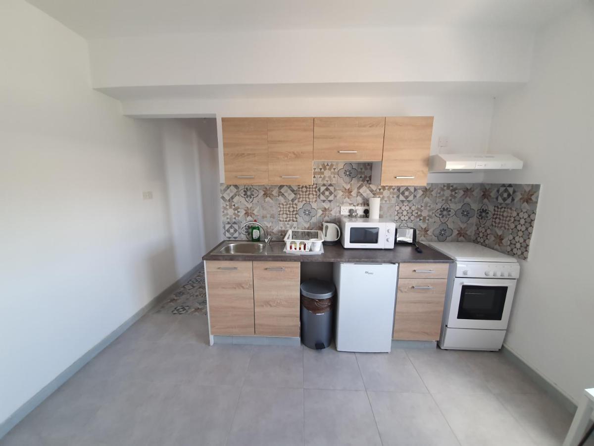 Valentinos Apartments Paphos ภายนอก รูปภาพ