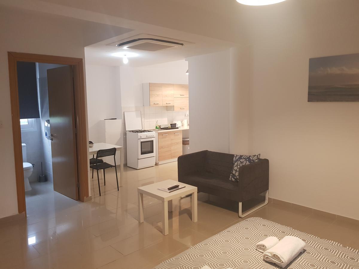 Valentinos Apartments Paphos ภายนอก รูปภาพ