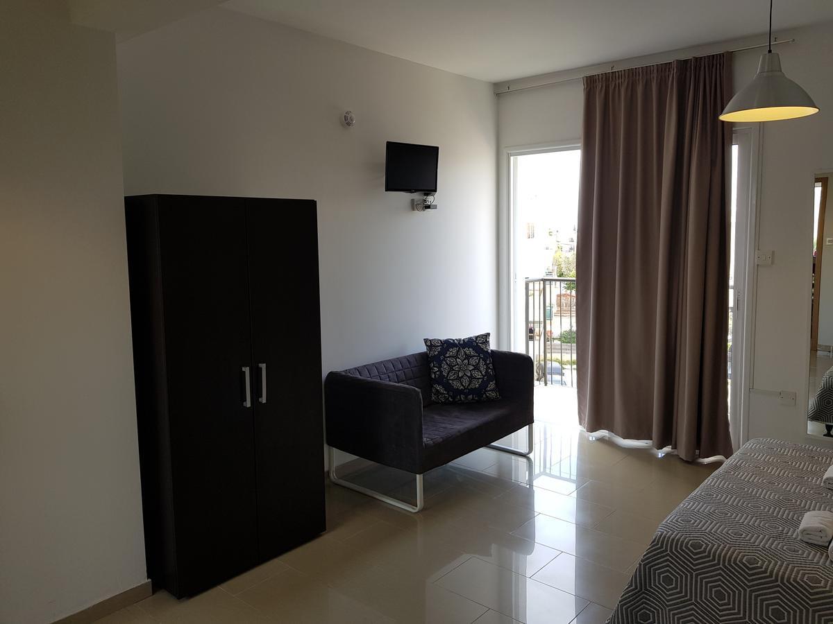 Valentinos Apartments Paphos ภายนอก รูปภาพ